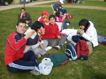 Momento del disfrute del hornazo.